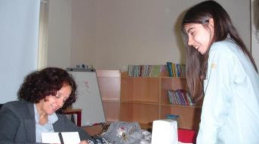 &Ouml;demiş D&uuml;nya Koleji &Ouml;ğrencileri Yazarlarla S&ouml;yleşti