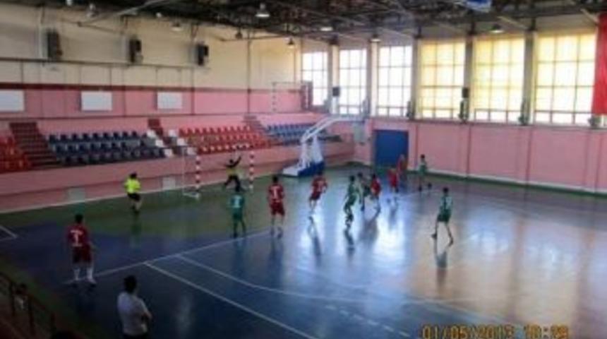 K&uuml;&ccedil;&uuml;kler Hentbol Grup M&uuml;sabakaları Sona Erdi