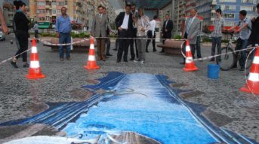 Kayseri'de Kaldırımlar &Uuml;&ccedil; Boyutlu Resimlerle S&uuml;sleniyor