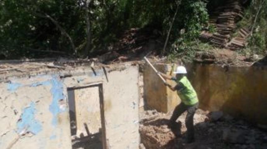 İzmit&rsquo;te Eski Yapıların Yıkımı S&uuml;r&uuml;yor