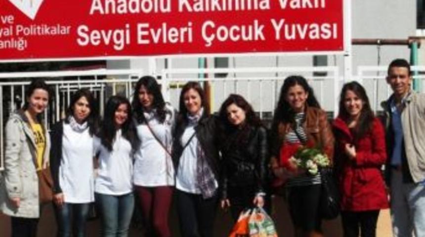 Kimsesiz &Ccedil;ocukların Elinden &Uuml;niversiteliler Tuttu