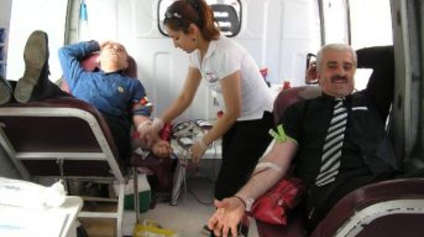 Ptt &Ccedil;alışanları Kan Verdi