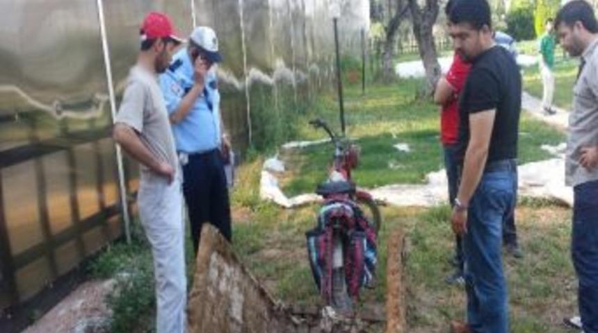 Kaza Sonucu Trafik Kilitlendi, Polis Trafikle Uğraşırken Kazaya Karışan Motosiklet Buhar Oldu