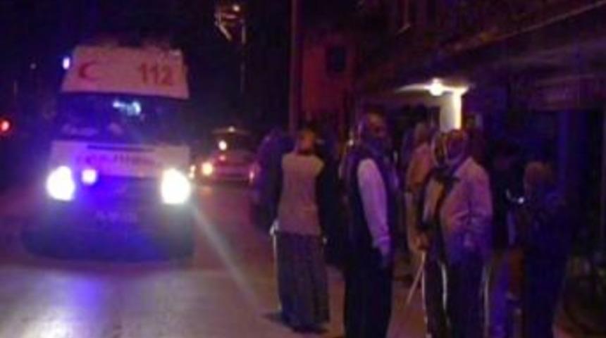 Kapı &Ouml;n&uuml;nde Top Oynama Tartışmasında Komşular Birbirine Girdi: 8 Yaralı