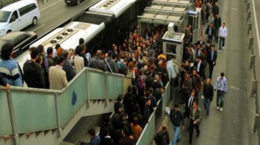 Metrob&uuml;se &Ouml;zel Şikayet Sitesi Kuruldu: Birbirimizi D&ouml;verek Biniyoruz