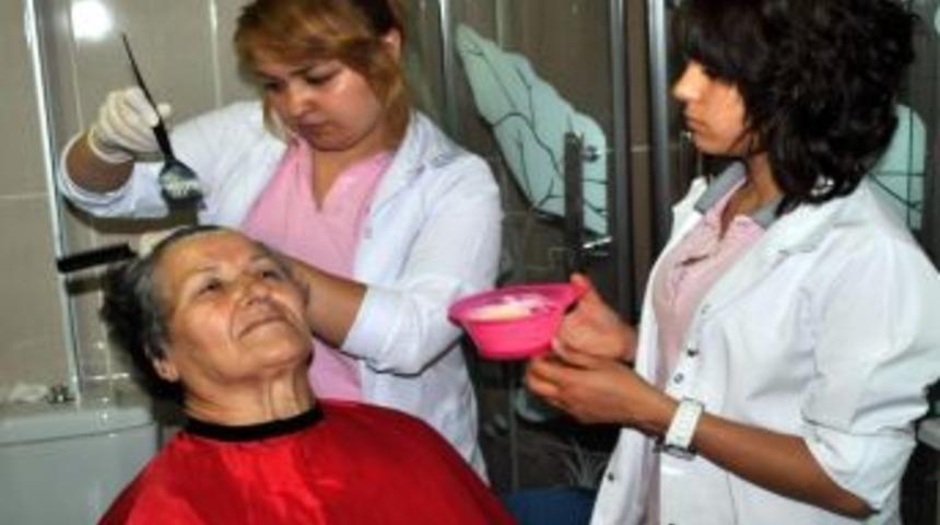 &Ouml;ğrenciler Kuaf&ouml;r Salonunu Yaşlıların Ayağına Getirdi