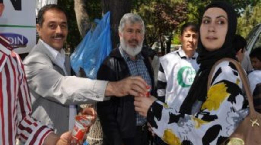 Cumhuriyet Meydanı&rsquo;nda 10 bin ayran dağıtıldı