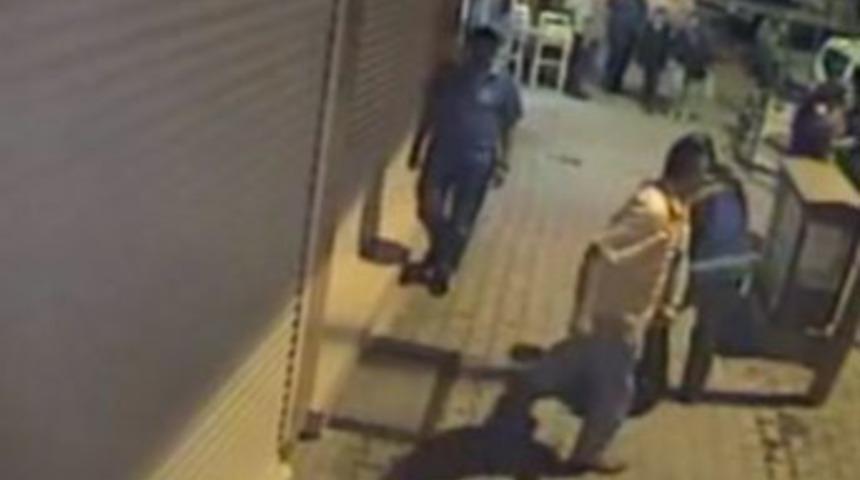 Bilet satıcısını bayıltana kadar tekme tokat d&ouml;vd&uuml;