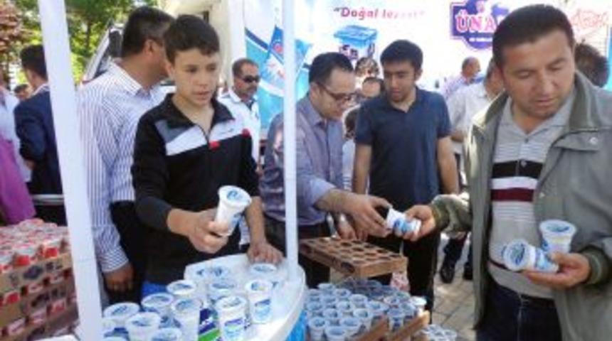 Yeşilay, Başbakan'a Destek Olmak I&ccedil;in 10 Bin Ayran Dağıttı
