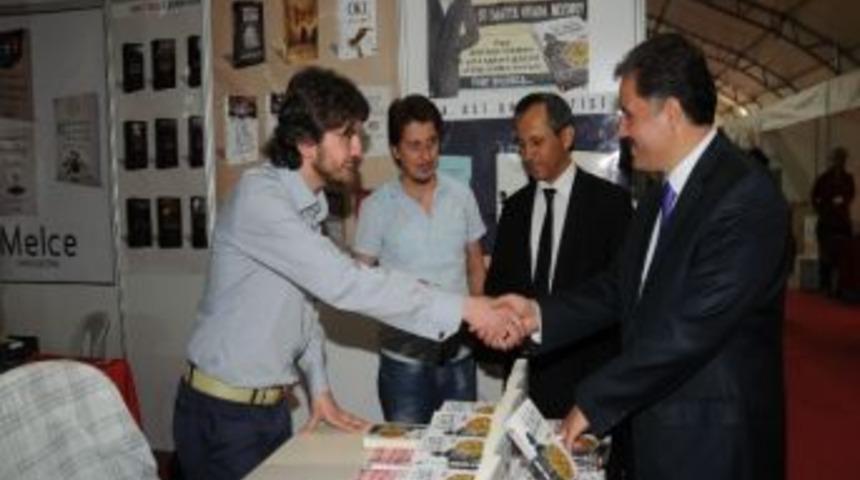 Malatya Belediye Başkanı Ahmet &Ccedil;akır, Kitap Fuarı&rsquo;nı Ziyaret Etti