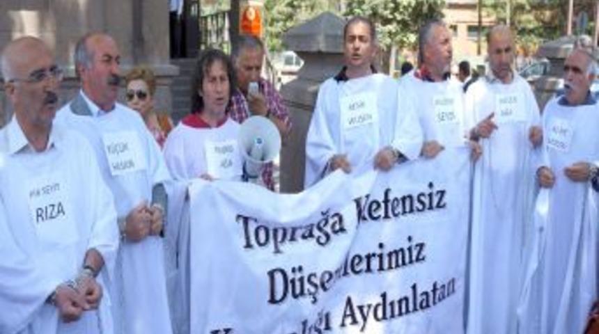 Eski TBMM &Ouml;n&uuml;nde Zincirli Kefenli Eylem