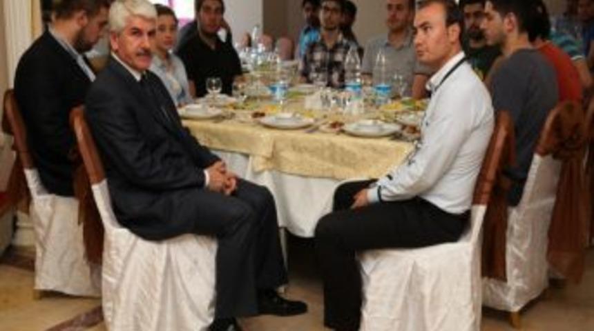 34 &Uuml;lkeden 300 Yabancı &Ouml;ğrenci Yemekte Bir Araya Geldi