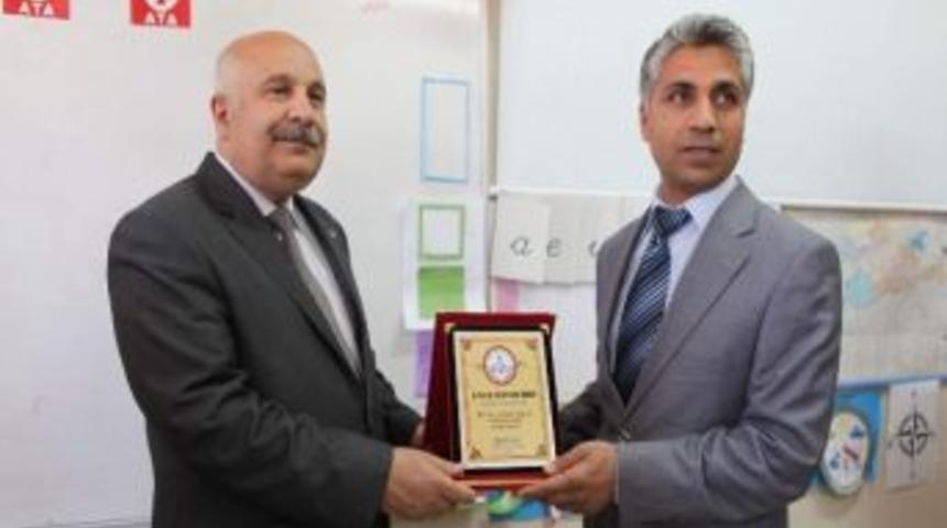 Adıyaman &Uuml;niversitesi İlkokul &Ouml;ğrencilerine Kitap Hediye Etti