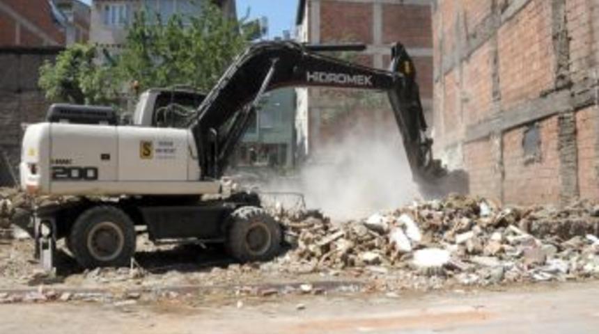 Mahalle Sakinleri Istedi, Belediye Yıktı