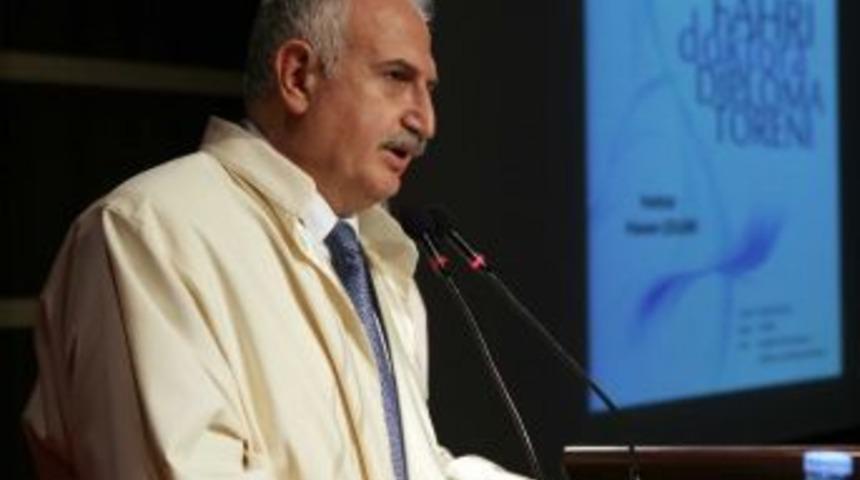 Atat&uuml;rk &Uuml;niversitesi Tarafından, Hattat Hasan &Ccedil;elebi&rsquo;ye Fahri Doktora Unvanı Verildi