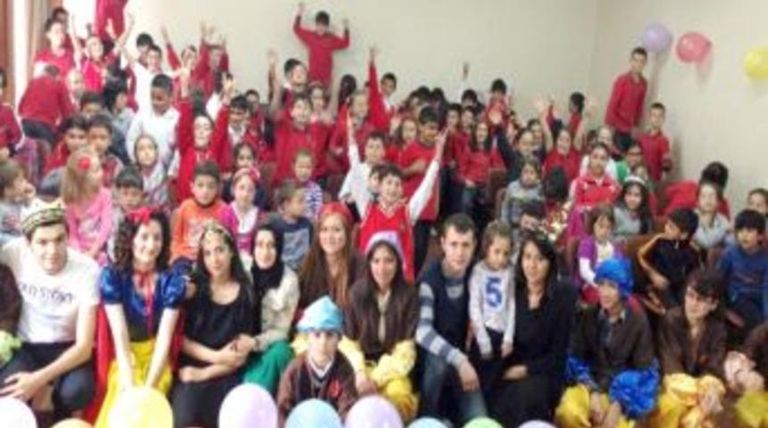 Üniversitelilerden Minik Öğrencilere Tiyatro Gösterisi