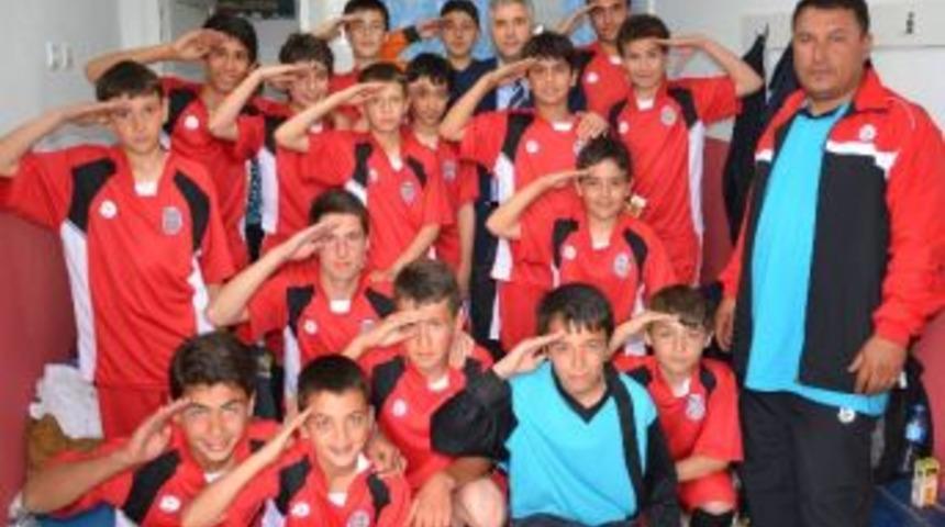 Gol Sonrası Polis Selamı