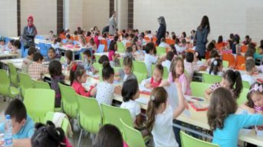 Minikler &Ouml;ğrenciler Resim Boyamada Yarıştı