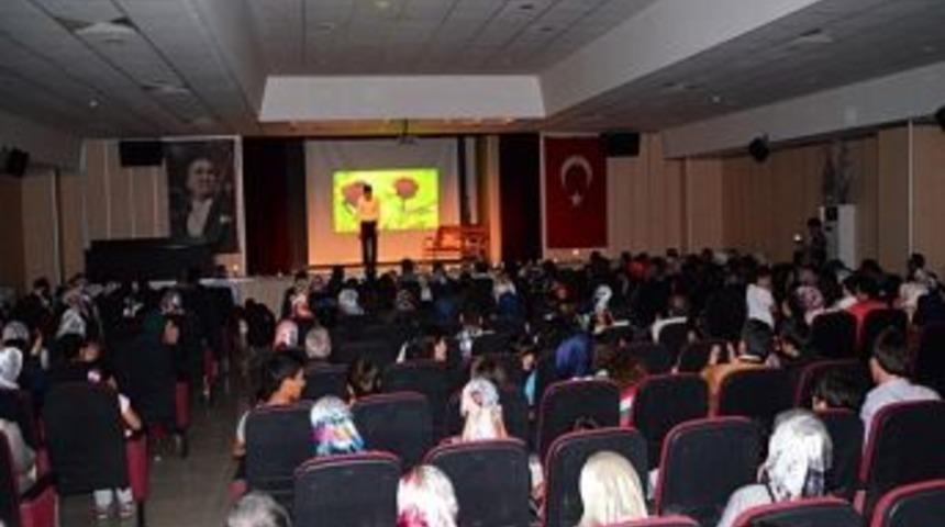 Tosya&rsquo;da Şiir Dinletisi İzleyicileri B&uuml;y&uuml;ledi