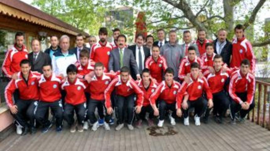 &Uuml;nye Belediyesporlu Futbolcular Başarılarını Arpacıoğlu Ile Paylaştı