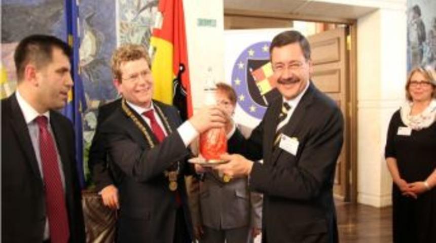 G&ouml;k&ccedil;ek, Avrupa &Ouml;d&uuml;l&uuml; Kazanan Kentler Birliği Başkanlığı&rsquo;na Ikinci Kez Se&ccedil;ildi