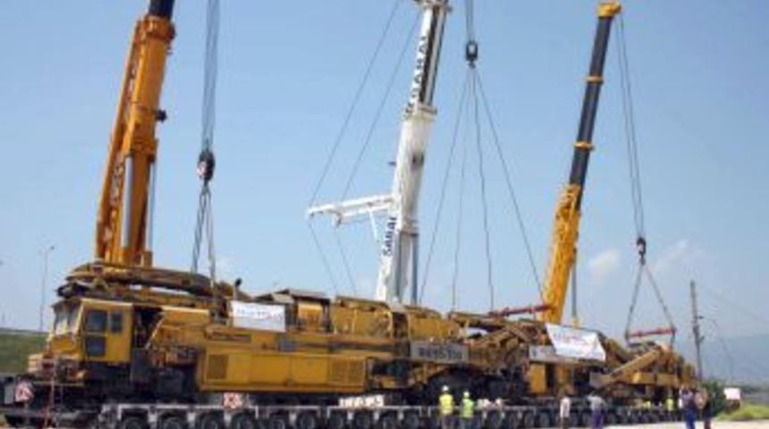 Devasa Demir Yolu Makinesi Kara Yoluyla Taşınacak