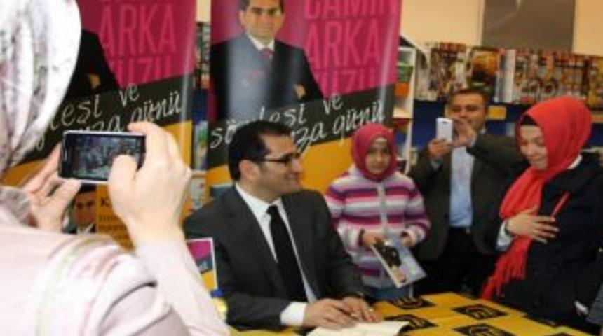 Kemal G&uuml;len, Kitabını Imzalayıp, Hayranlarıyla Sohbet Etti