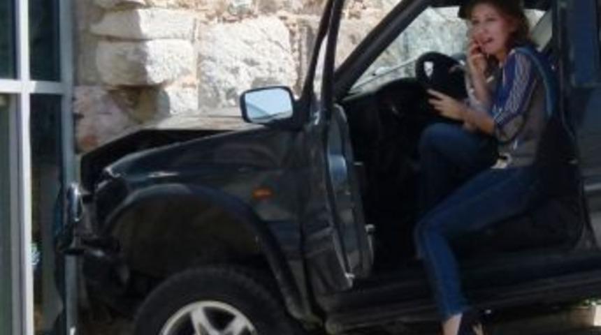 Sur Duvarlarına &Ccedil;arparak Durdu