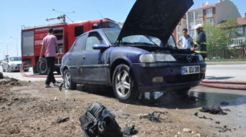 Emanet Yangın T&uuml;p&uuml;yle Otomobilindeki Yangını S&ouml;nd&uuml;rmeye &Ccedil;alıştı