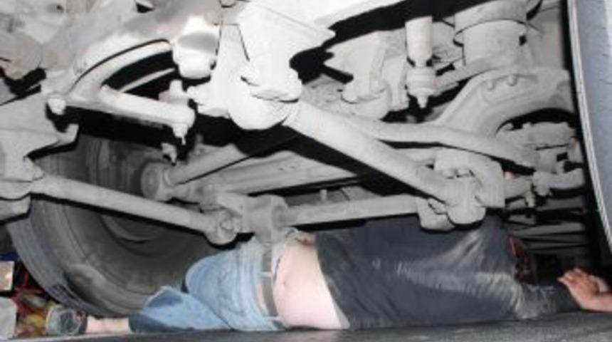 Motosiklet S&uuml;r&uuml;c&uuml;s&uuml; Otob&uuml;s&uuml;n Altında Kaldı