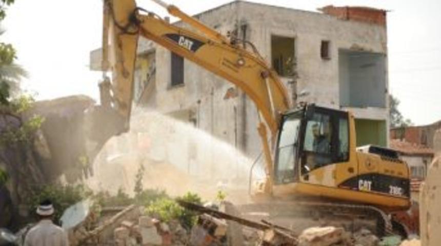 Bulvar &Uuml;zerinde Kalan 8 Bina Yıkıldı