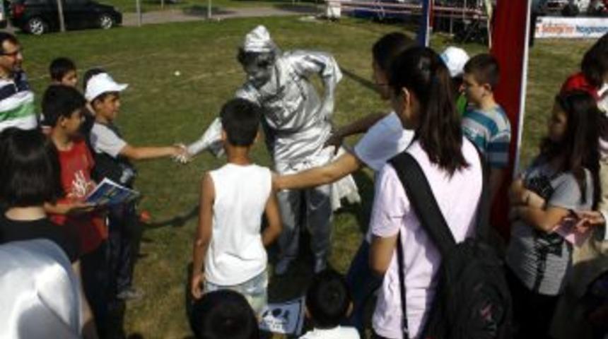 Emekli Okul M&uuml;d&uuml;r&uuml;, Hazırladığı D&uuml;zeneklerle Gen&ccedil;lere Bilimi Sevdiriyor