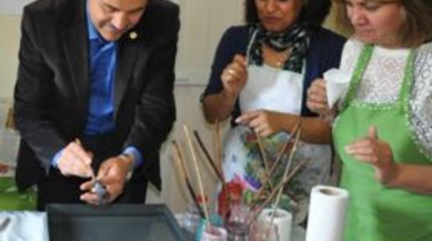 Misafir Başkan&rsquo;dan ebru denemesi