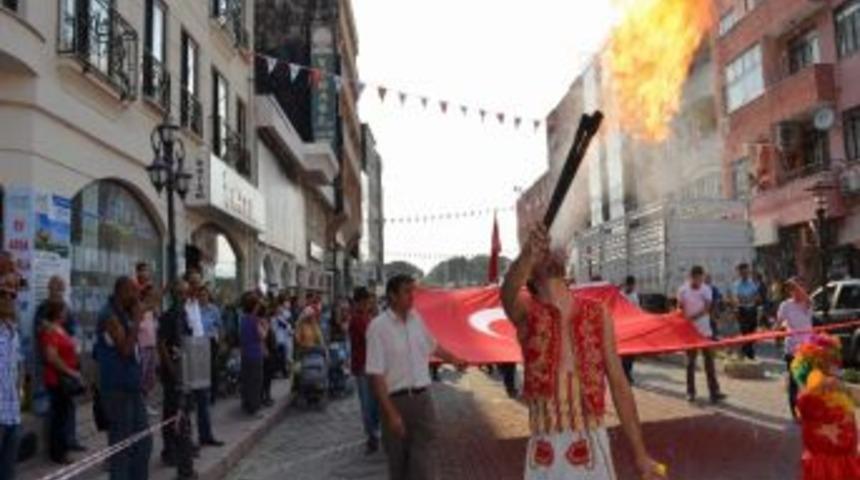 M&uuml;şerref Akay Doğum G&uuml;n&uuml;n&uuml; Sahnede Kutladı