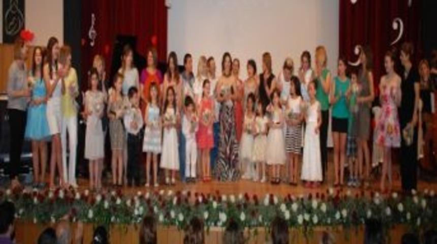 Minik Eller Anneler İçin Piyano Çaldı