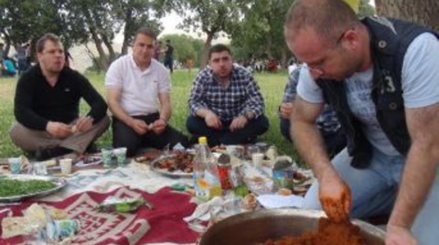 Üniversite Öğrencilerinin 'kardeşlik' Pikniği