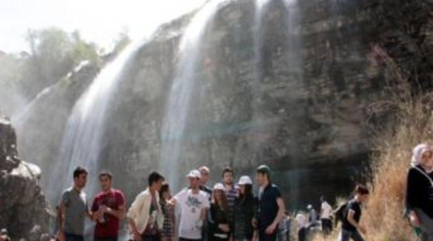 Erzurum B&uuml;y&uuml;kşehir Belediyesi Tortum Şelalesi Pikniği Halktan Tam Not Aldı