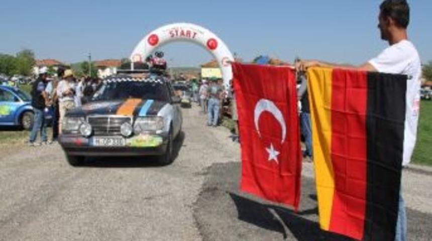 Ralliciler Ateş Altındaki &Ccedil;ocuklar Ve Engelliler İ&ccedil;in Kontak &Ccedil;evirdi