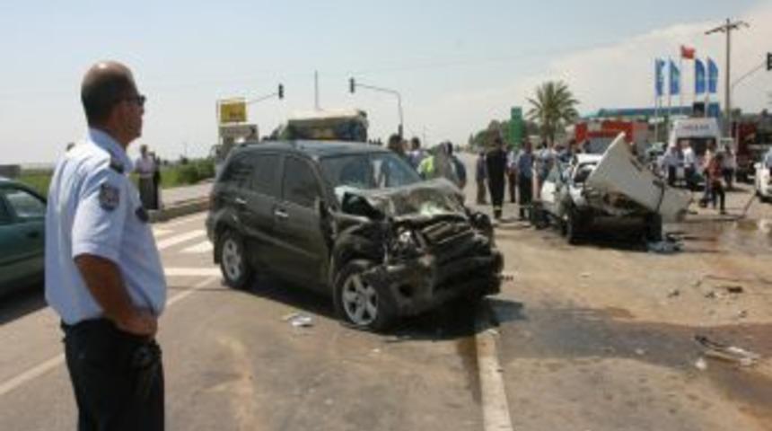 TEKRAR - Trafik Kazası: 2 &Ouml;l&uuml;, 2 Yaralı