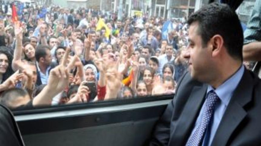 Demirtaş Y&uuml;ksekova&rsquo;da Halka Seslendi