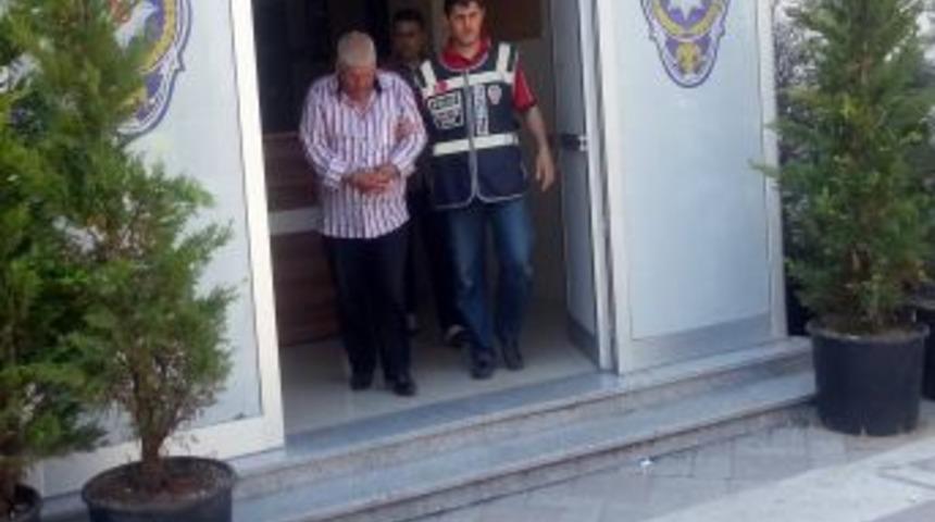 &Ccedil;antasını &Ccedil;aldığı Kadınlardan Birini Darp Etti Ve Ara&ccedil;tan Attılar