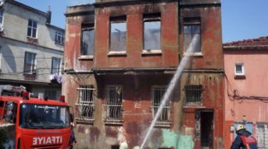İki Katlı Bina Alevlere Teslim Oldu