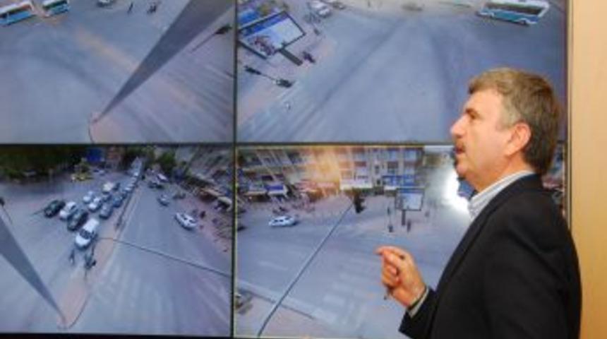 Kavşaklardaki Yoğunluğu Akıllı Trafik Sistemi &Ccedil;&ouml;z&uuml;yor