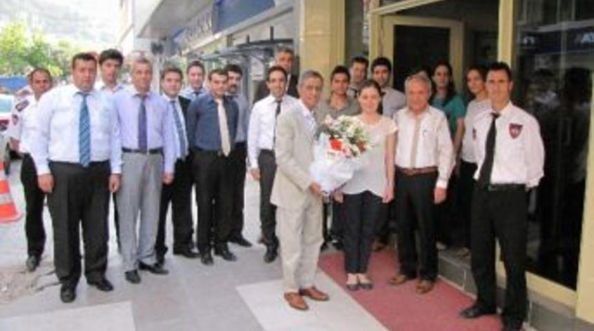 Manisa Tso Personeli Koşmaz&rsquo;ı &Ccedil;i&ccedil;eklerle Karşıladı