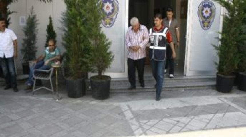 Piknik Yapan Kadınların &Ccedil;antasını &Ccedil;aldı