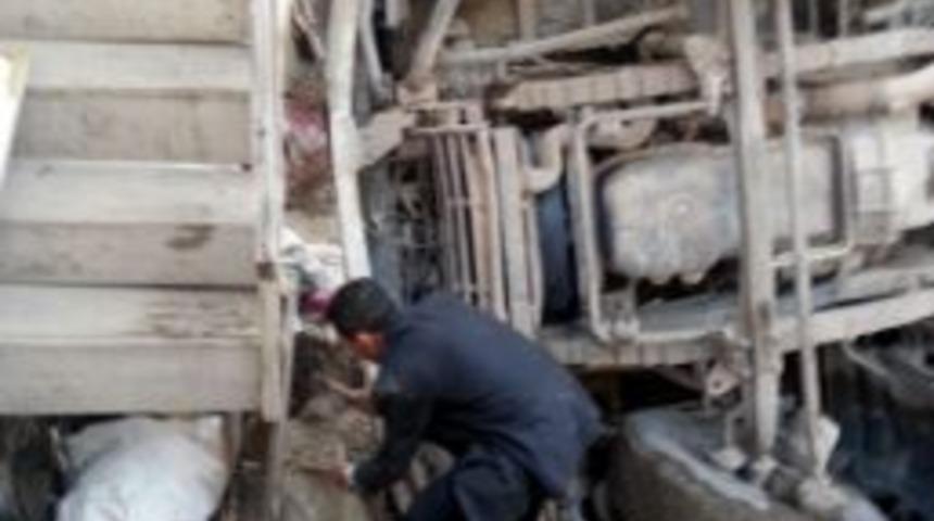 Toprak Y&uuml;kl&uuml; Kamyon Evin Bah&ccedil;esine U&ccedil;tu