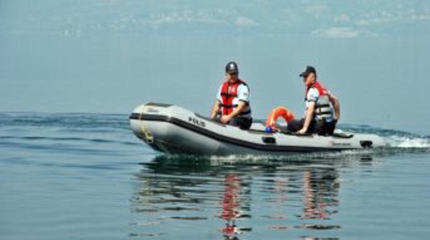 G&ouml;l Polis Timi Hem Asayişi Sağlayacak, Hem De Boğulanları Kurtaracak