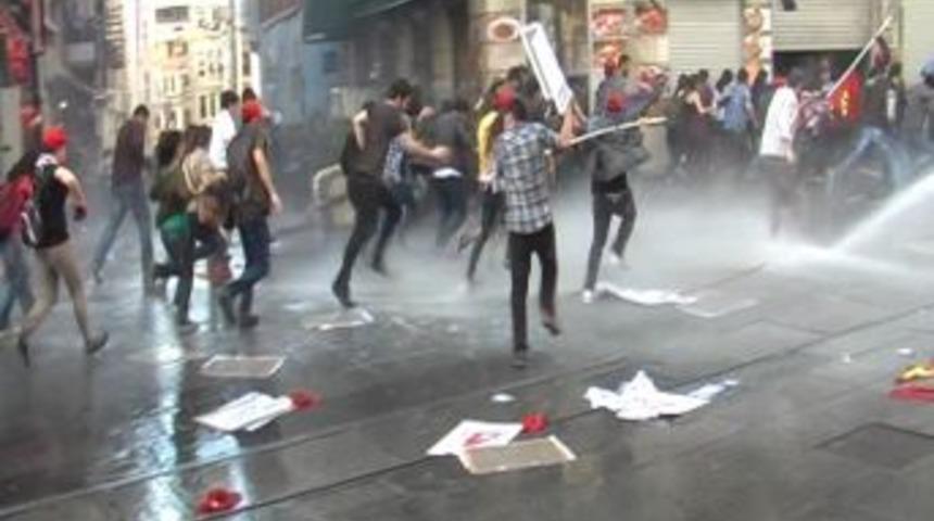 Taksim&rsquo;de Korsan G&ouml;steriye M&uuml;dahale