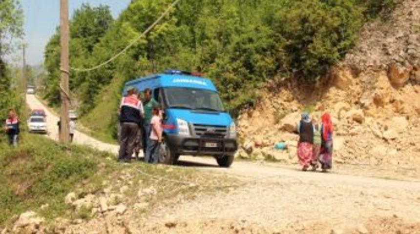 D&uuml;şen Şapkaya Bakarken Tarım Aracını Deviren Baba &Ouml;ld&uuml;, Oğlu Yaralandı