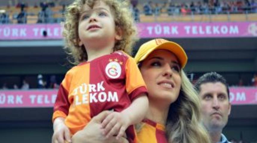 Taraftarlar, Galatasaraylı Futbolcuları Coşkuyla Uğurladı